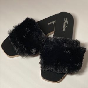‘Bella’ Slippers in Black